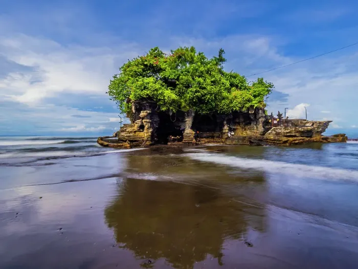 Framed Print : Tanah Lot Historic and Sacred coastal temple, Bali, Indonesia Framed Print : Tanah Lot Historic and Sacred coastal temple, Bali, Indonesia