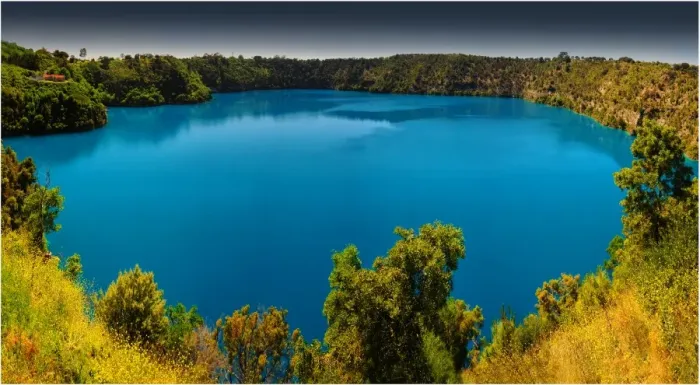 Framed Print : A view of the blue lake volcanic crater at Mount Gambier, South Australia