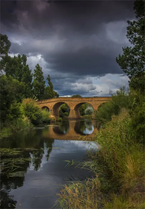 Framed Print : A view to the historic convict built bridge at Richmond in southern Tasmania, Australia
