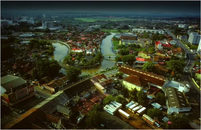 Framed Print : A view of the river and old buildings in Malacca, west coast of Malaysia