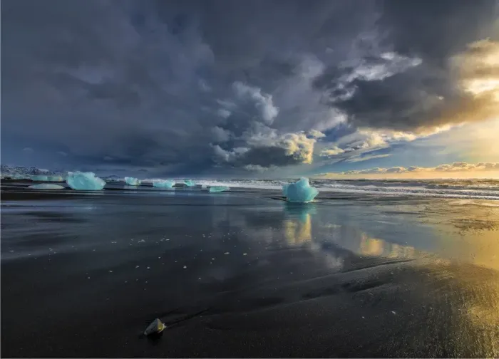 Framed Print : Winter scene at Jokulsarlon beach, Southern Iceland Framed Print : Winter scene at Jokulsarlon beach, Southern Iceland