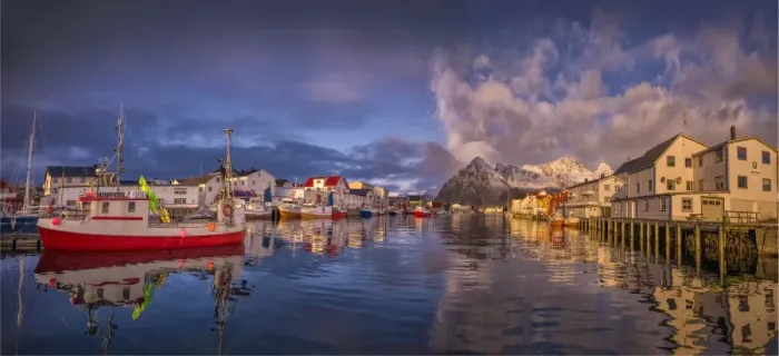 Framed Print : Winter view of Henningsvaar harbour Framed Print : Winter view of Henningsvaar harbour