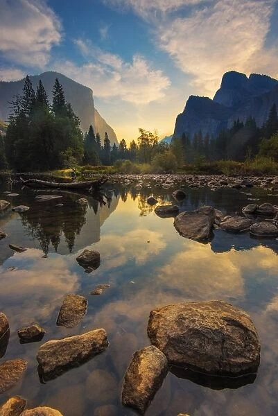 Yosemite U-shape valley at morning