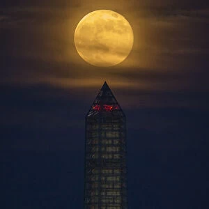 2013 Supermoon rises behind the Washington Monument