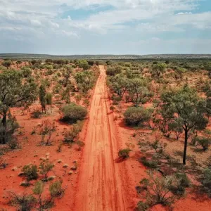 Une vue aérienne des routes rouges du centre en Australie Outback.
