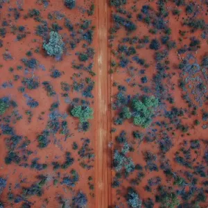 Une vue aérienne des routes rouges du centre en Australie dans le désert d'Outback.