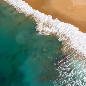 Vista aérea de una playa en Caloundra, Costa del Sol con agua de color turquesa.