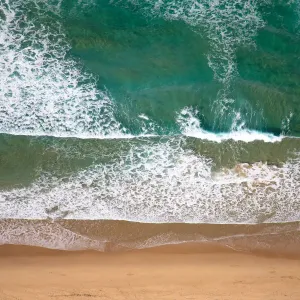 Vista aérea de una playa en Mooloolaba, Costa del Sol con agua de color turquesa.