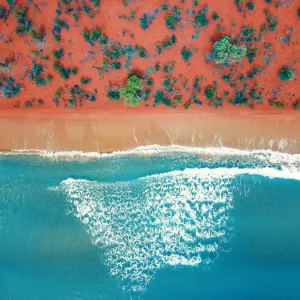 Vue aérienne en haut de la plage sableuse orange vif.