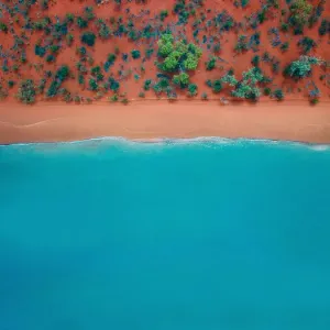 Vue aérienne en haut d'une plage sableuse orange vif.