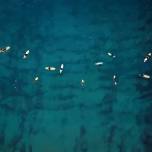 Vue aérienne d'un groupe de surfeurs. Arrière-plan abstrait.