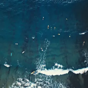 Vue aérienne d'un groupe de surfeurs. Arrière-plan abstrait.