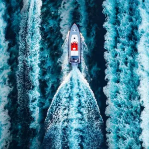 Vue aérienne d'une motomarine entourée par des vagues de l'eau.