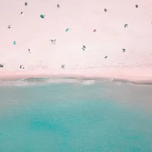 Vue Aérienne de Personnes Respectant la Distanciation Sociale à la Plage.