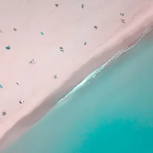 Vue Aérienne de Personnes qui Respectent la Distanciation Sociale à la Plage.