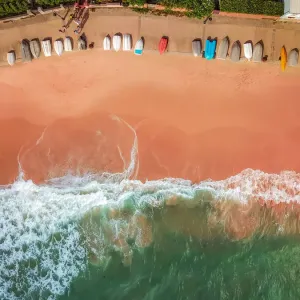 Vue aérienne d'une plage sableuse en couleurs vives.