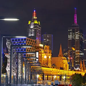 Australia, Melbourne, footbridge on Melbourne skyline