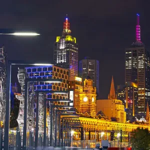 Australia, Melbourne, footbridge on Melbourne skyline