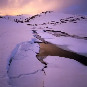 Australia, New South Wales, Headley Tarn and Mt. Twynam at sunset