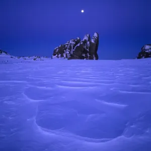 Australia, New South Wales, moon over Ramshead Range, dusk