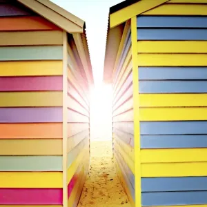 L'éclatante lumière du soleil entre les cabanes de plage.