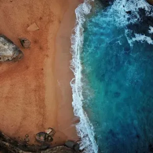 Des couleurs vives cinématographiques d'une prise de vue aérienne d'une plage en Australie.