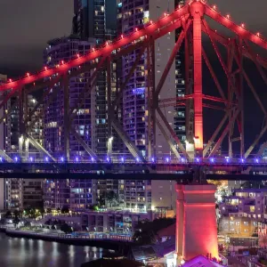 Paisaje urbano de la ciudad de Brisbane y el Puente Story tomado por la noche desde el otro lado del río Brisbane.