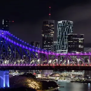 Paisaje urbano de la ciudad de Brisbane y el Puente Story tomado por la noche desde el otro lado del río Brisbane.