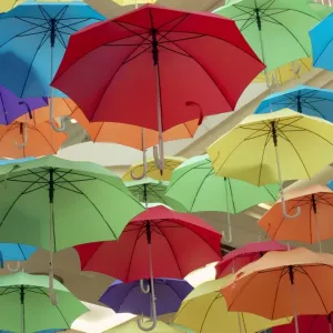 Parasols colorés.