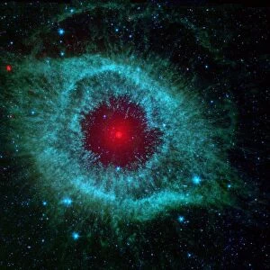 Comets Kick up Dust in Helix Nebula