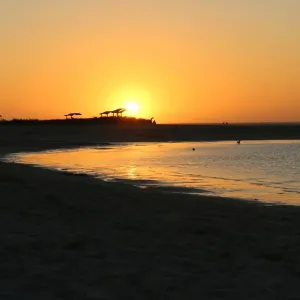 La baie coralline offre de telles belles coucher de soleil avec les eaux peu profondes qui reflètent. La baie coralline offre de telles belles coucher de soleil avec les eaux peu profondes qui reflètent.