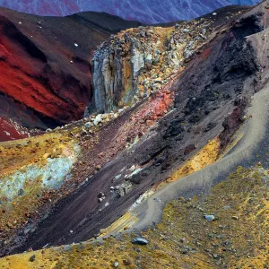 Descent from Red Crater on Tongariro Crossing