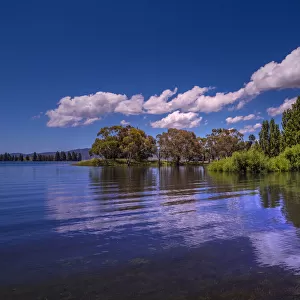 Snowy Mountains ("The Snowies") Jigsaw Puzzle Collection: Lake Jindabyne, NSW
