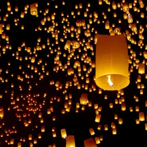 Feuerkerze mit heißen Luft, Näherung zum Fest Yee Peng