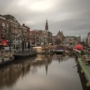 El casco antiguo de Leiden y la feria de Navidad flotante.