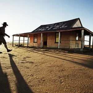 L'homme devant le hangar Outback. L'homme devant le hangar Outback.