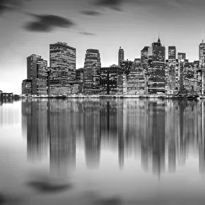 Manhattan skyline from Brooklyn Bridge Park in black and white
