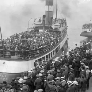 L'émigration de masse, le Herald tendre quittant un quai de Liverpool.