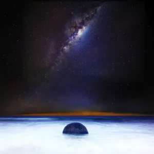 Milky way over Moeraki Boulders Milky way over Moeraki Boulders
