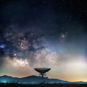 Milky way above radio telescope