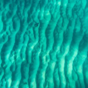 Isla Moreton - una toma subacuática de ondas en la arena blanca.