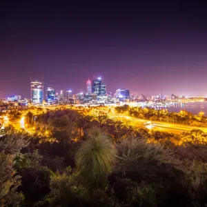 La vista nocturna de la ciudad de Perth en Mount Eliza, Australia Occidental, Australia. La vista nocturna de la ciudad de Perth en Mount Eliza, Australia Occidental, Australia.