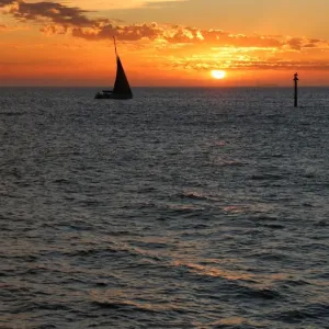 Le voilier au coucher du soleil près de Hillarys Boat Harbour en Australie occidentale ne pouvait pas se faire. Le voilier au coucher du soleil près de Hillarys Boat Harbour en Australie occidentale ne pouvait pas se faire.