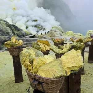 Kupferkörbe und Rauchkupferschalen aus Kawa Ijen