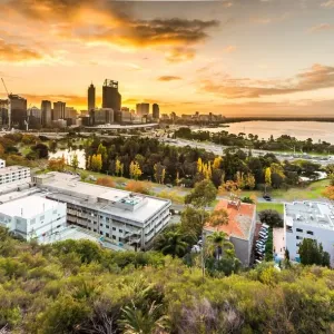 El amanecer detrás de un edificio del Distrito Empresarial Central en Perth. El amanecer detrás de un edificio del Distrito Empresarial Central en Perth.