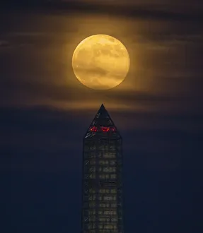 Moon Prints: 2013 Supermoon rises behind the Washington Monument