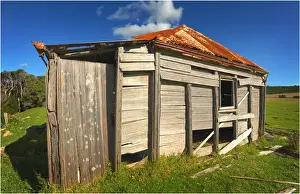 Images Dated 23rd August 2016: Abandoned and derelict farm cottage in the rurals of Flinders Island