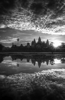 Images Dated 30th December 2011: Angkor What sun burst reflections