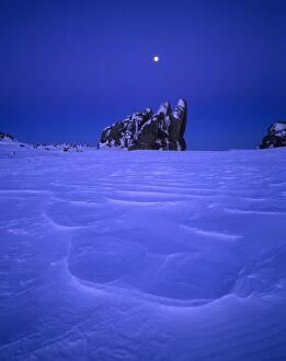 Images Dated 23rd April 2007: Australia, New South Wales, moon over Ramshead Range, dusk