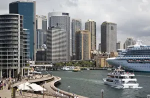 Australia, Sydney, tourist boat and cruise ship in Circular Quay